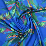 Popeline de coton imprimée palmier coloré fond bleu