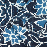 Algodón indio estampado escarabajo y flor contorno blanco fondo azul