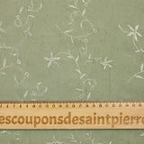 Voile de polyester brodé fleurs et feuillages vert sauge