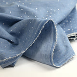 Chambray de algodón decorado con pedrería fondo azul claro