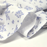 Fondo blanco de arbusto azul de algodón estampado
