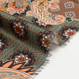 Patchwork de poliéster estampado satinado y cashmere marrón con fondo caqui