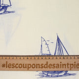 Gasa doble estampada barco azul fondo crudo