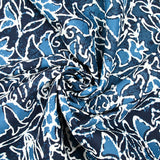 Algodón indio estampado escarabajo y flor contorno blanco fondo azul