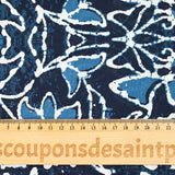 Algodón indio estampado escarabajo y flor contorno blanco fondo azul