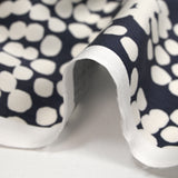 Raso fino de viscosa con estampado de lunares de cashmere, fondo marino