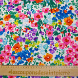Crepon de viscosa lurex estampado flores rosas, verdes y amarillas sobre fondo blanco
