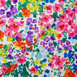 Crepon de viscosa lurex estampado flores rosas, verdes y amarillas sobre fondo blanco