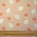 Algodón estampado pájaros vuelan fondo rosa carne