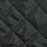 Acolchado fino de cuadros negros.