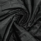 Acolchado fino de cuadros negros.