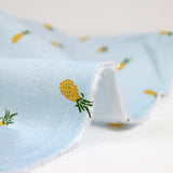 Estampado de piñas en lino y algodón con fondo de cielo