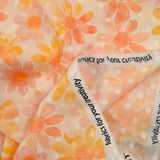 Velo 100% algodón Plumetis estampado margaritas fondo naranja y rosa crudo
