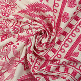 Viscosa estampada Oaxaca bordado fucsia fondo blanquecino