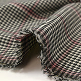 Polyviscose prince-de-galles ligne rose fond noir et blanc