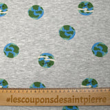 Sudadera con peluche verde tierra sobre fondo gris jaspeado