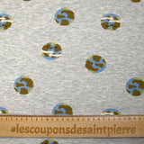 Sudadera con edredón marrón tierra sobre fondo gris jaspeado