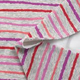 Sudadera de peluche a rayas rojas, rosas y violetas con fondo gris jaspeado