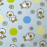 Edredón polar estampado con flores y patitos sobre fondo azul cielo