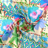 Mousseline crinkle imprimée jardin en fleurs turquoise et ciel fond écru