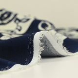 Viscose imprimée amour des fleurs bleu fond blanc cassé