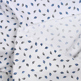 Popeline polycoton imprimée plumes bleu et gris fond blanc