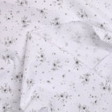 Popeline polycoton imprimée splash de fleurs gris fond blanc
