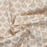 Popelín revestido con estampado vegetal beige sobre fondo blanco roto