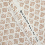 Popelín revestido con estampado vegetal beige sobre fondo blanco roto