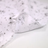 Popeline polycoton imprimée splash de fleurs gris fond blanc