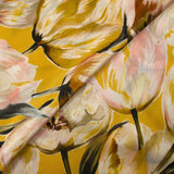 Satin de soie imprimé tulipes sauvages fond moutarde