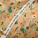 Satin de soie imprimé cascade de fleurs fond beige sable