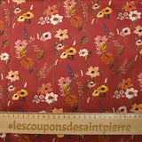 Satin de soie imprimé cascade de fleurs fond bordeaux