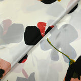 Satin de soie imprimé fleurs stylisées fond blanc cassé