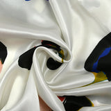 Satin de soie imprimé fleurs stylisées fond blanc cassé