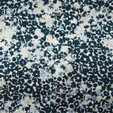 Raso de seda estampado flores con fondo gris perla tinta
