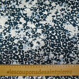 Raso de seda estampado flores con fondo gris perla tinta