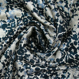 Raso de seda estampado flores con fondo gris perla tinta