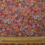 Crepé de viscosa estampado con vuelo floral, fondo de grosella negra brillante