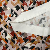 Crepé de viscosa con estampado retro block sobre fondo crudo