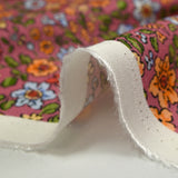Crepé de viscosa estampado con vuelo floral, fondo de grosella negra brillante