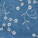 Twill de polyester brodé marguerite fond bleu
