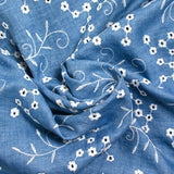 Twill de polyester brodé marguerite fond bleu