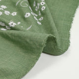 Twill de polyester brodé marguerite fond kaki