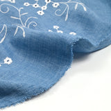 Twill de polyester brodé marguerite fond bleu