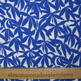 Viscosa estampada con hojas de bambú de color azul sobre fondo blanco