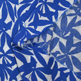 Viscosa estampada con hojas de bambú de color azul sobre fondo blanco