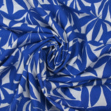 Viscosa estampada con hojas de bambú de color azul sobre fondo blanco