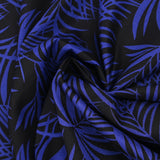 Viscosa estampada de hojas tropicales en azul royal con fondo negro