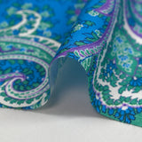 Viscosa estampada cashmere verde agua y malva con fondo azul